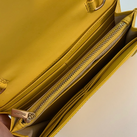 Danier leather yellow purse worn multiple ways! - Picture 4 of 7